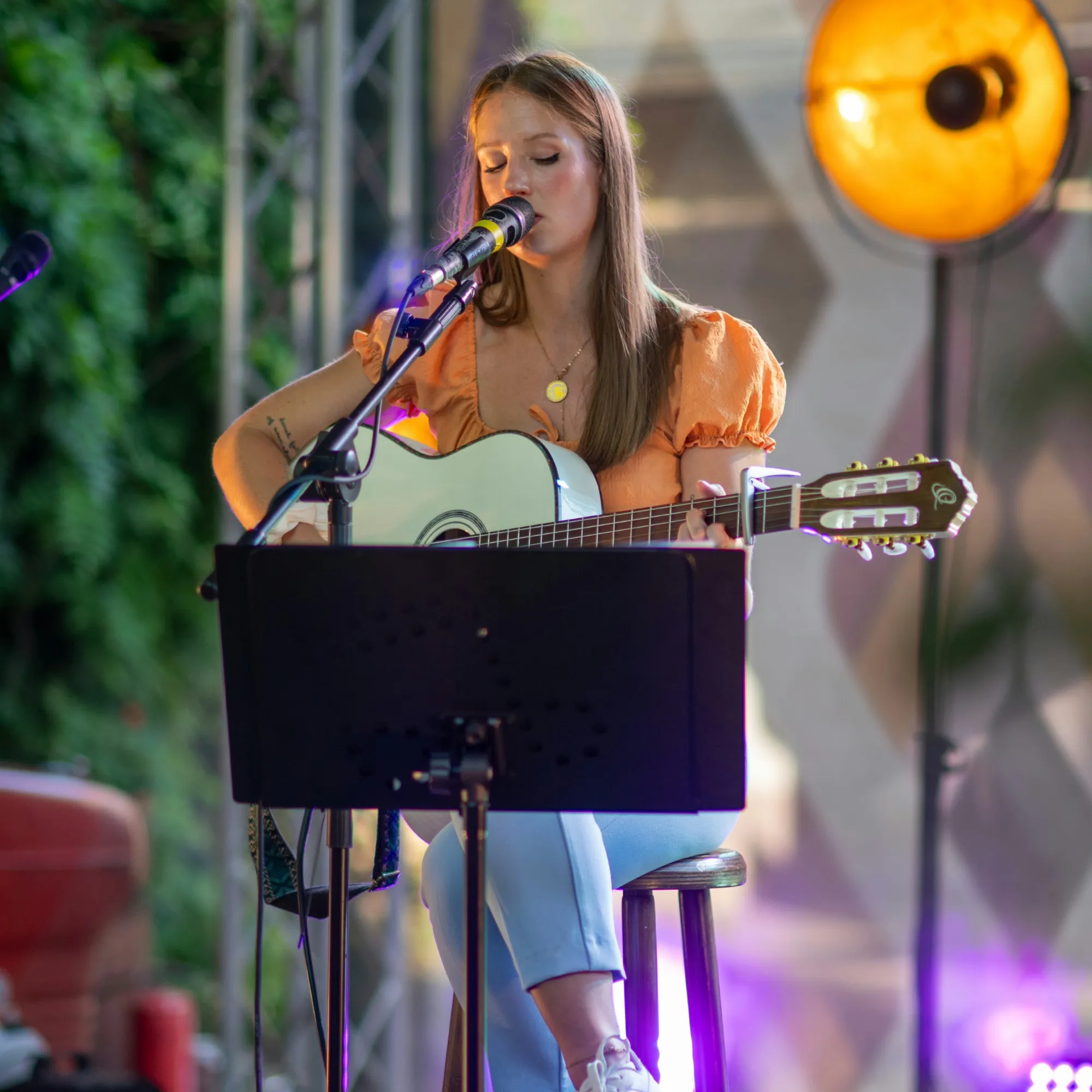 Jasmin Nell singt mit Gitarre