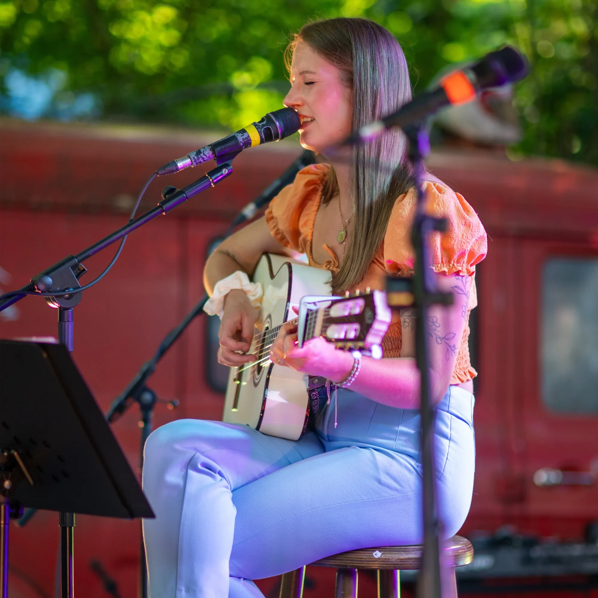 Jasmin Nell singt mit Gitarre